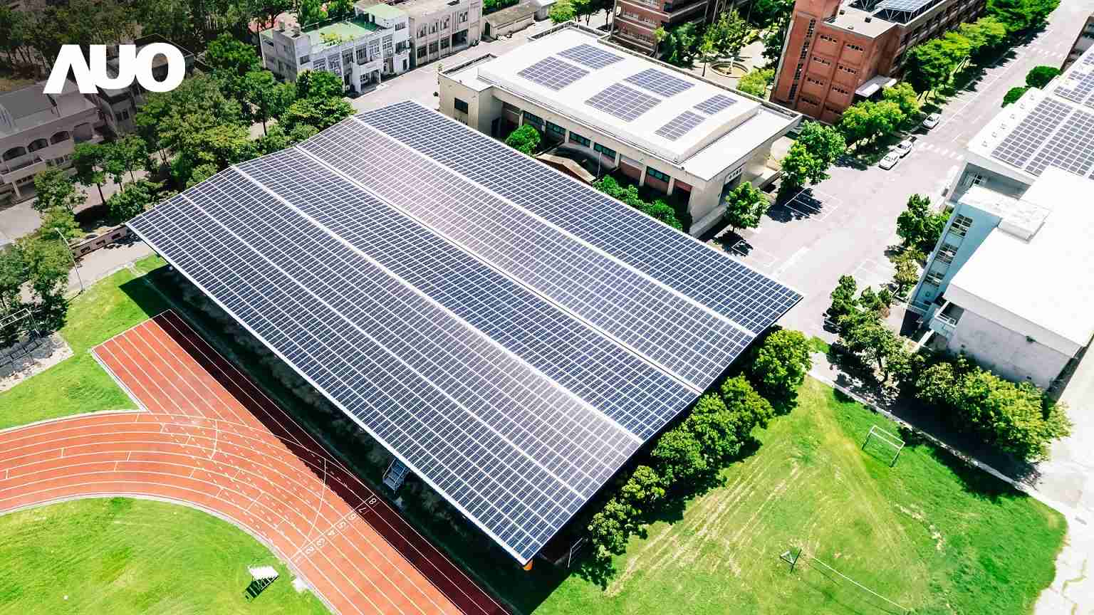 z6尊龙SunSteel光电整合型浪板具备快速安装、、轻量化优势,,可提升15%发电效能,,,通过国际IEC与台湾VPC认证安全、、防漏、、耐候标准