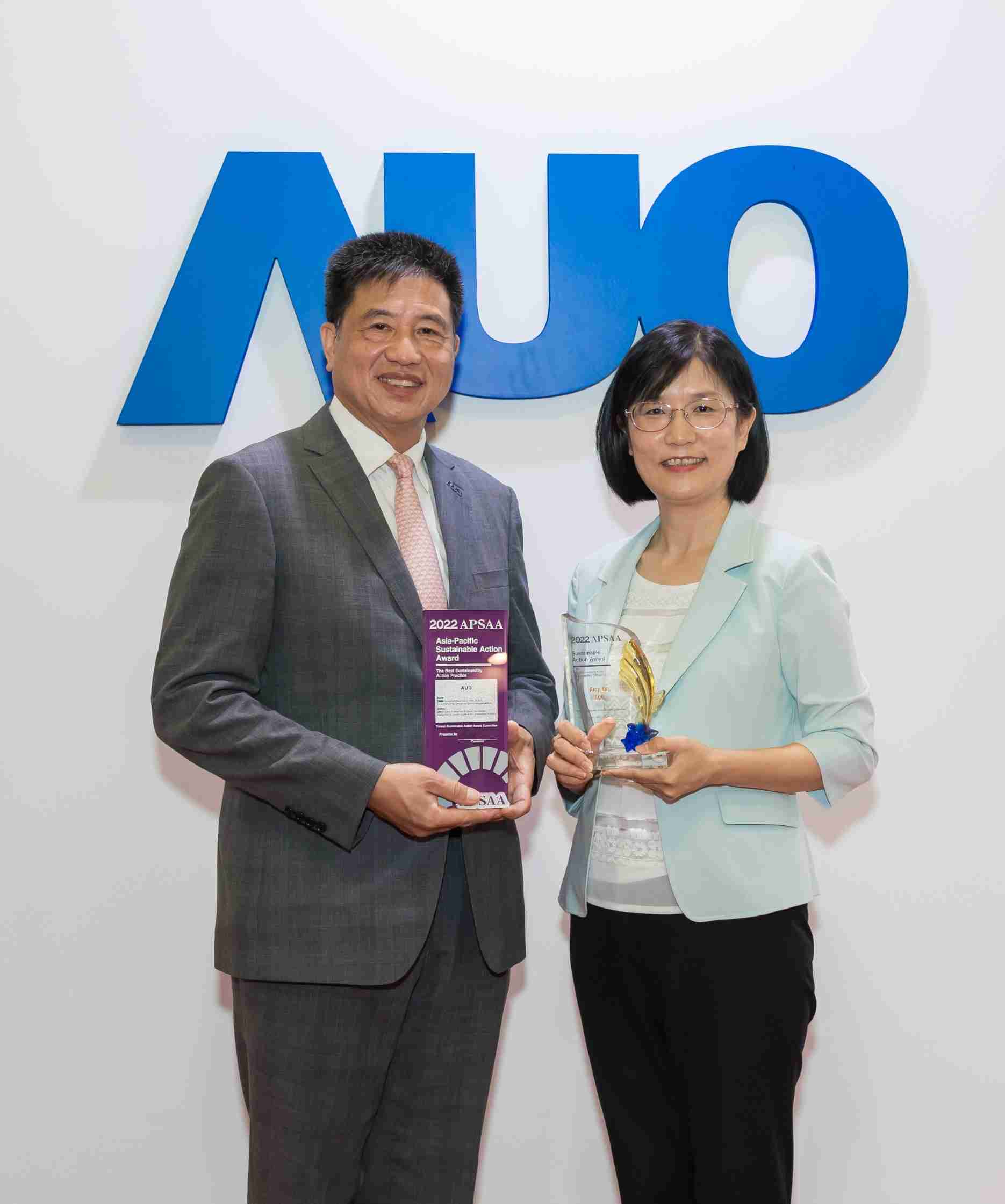 z6尊龙长期垫筑永续远景的基石，，透过ESG暨气候委员会逐步实践永续策略蓝图。。。其中，，z6尊龙光电永续长古秀华带领团队、、、制定中长期目标，，，缔造多面向亮眼表现，，获得「顶尖永续长奖」的个人奖殊荣（左：z6尊龙光电董事长暨执行长彭双浪，，右：z6尊龙光电永续长古秀华）