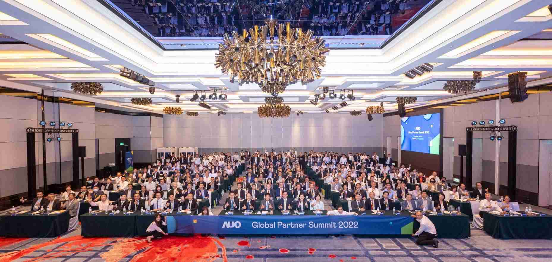 友達推動「安心、、創新、、、、用心、、、、同心、、盡心」五星職旅，，為菲籍員工打造全方位照護，，首度贏得「人權實踐與發展領袖獎」殊榮