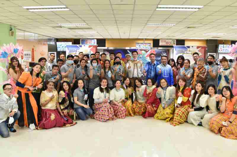 友達推動「安心、、、創新、、、、用心、、、、同心、、盡心」五星職旅，，為菲籍員工打造全方位照護，，，，首度贏得「人權實踐與發展領袖獎」殊榮