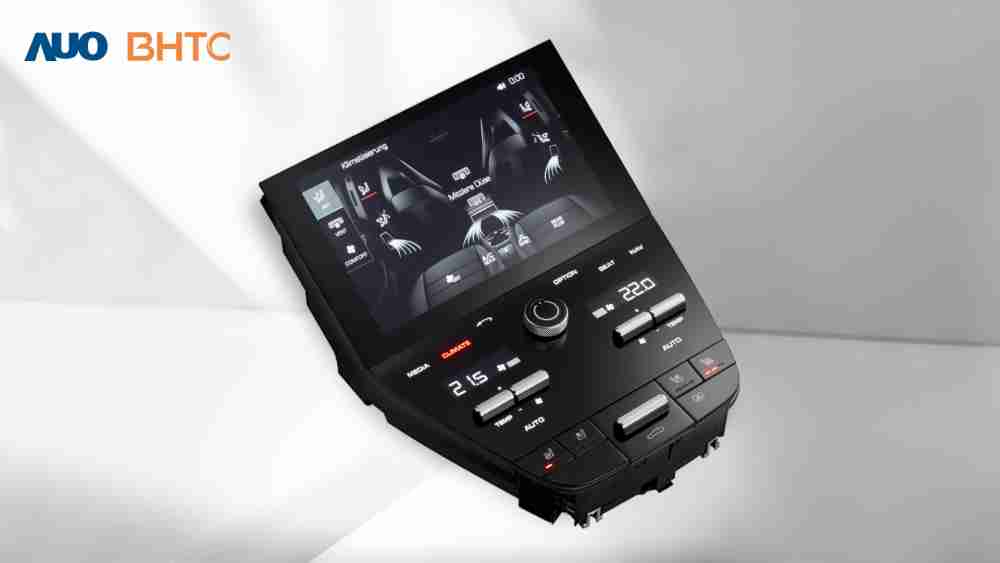 作為友達新生力軍，，，BHTC所展示的中央與後座鞍部的Display HMI產品，，可處理多區恆溫控制、、、、顯示畫面，，，，呈現仿真3D車室分區；以力傳感技術精準傳遞觸感，，並結合音量及震動反饋，，，防止意外啟動，，，提供使用者自然流暢、、、直觀且輕鬆駕馭的舒適介面