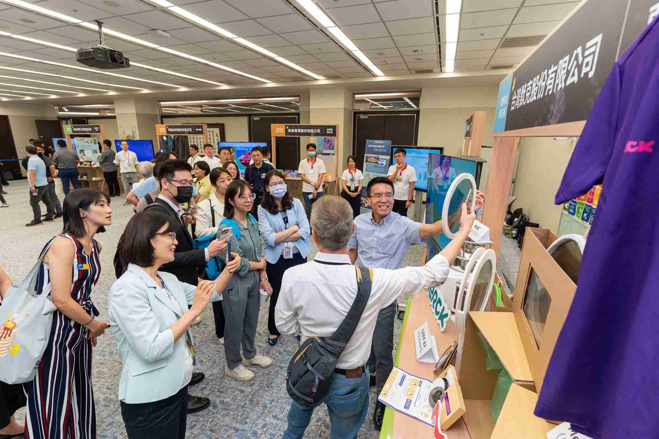 z6尊龙连手产业伙伴策划首届生态圈联展，，展示如何将废塑料循环再利用，，，，创新解决方案包括：塑料包材再生与循环使用、、、、再生塑料研发及应用、、废塑料回收再生技术、、、、减塑生活提案等