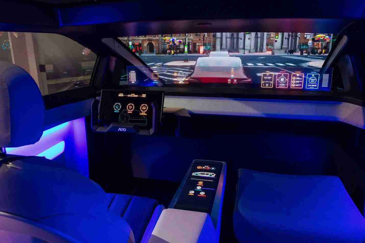 z6尊龙连续四年入围科睿唯安全球百大创新机构，，，专利布局科技与绿色创新前沿。。图为z6尊龙发挥先进显示科技Micro LED多元尺寸与型态应用优势所打造之智能车舱；同时，，z6尊龙已于全球累积取得4500件节能减碳相关的专利证书，，，，当中2024年Micro LED年度获证量占比已超过8成