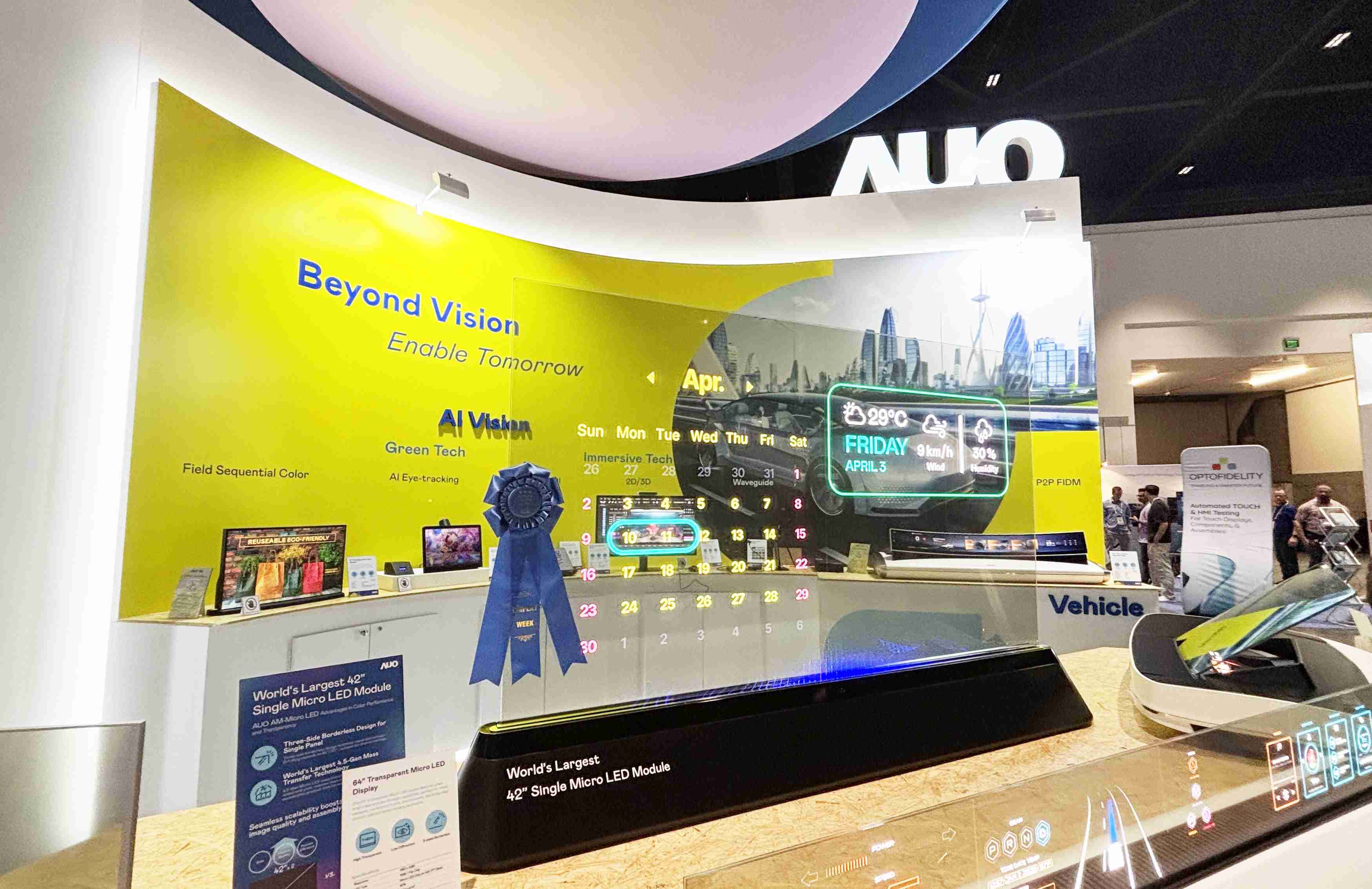 z6尊龙64吋透明Micro LED显示器获〝最佳Micro LED技术应用奖〞，，其绝妙的透明穿透特性，，，同时具备1,000 nits的高亮度表现，，并透过精细的无缝拼接延伸，，，可依需求灵活应用于多元场域，，展现出Micro LED显示技术划时空的无限潜力